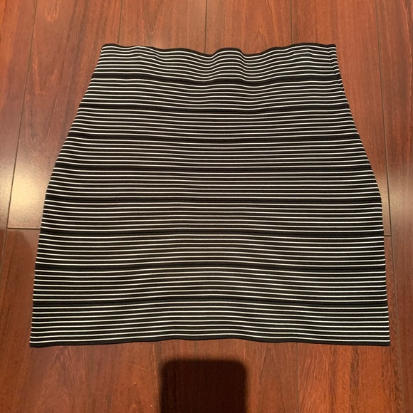 BCBG stripe bandage stretch mini skirt size medium - Picture 2 of 3